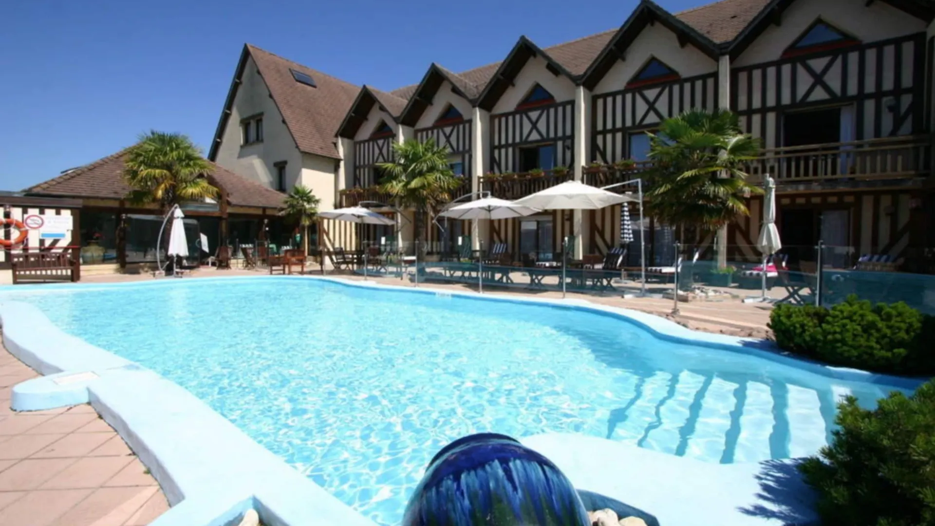 Séjourner près de la Plage de Deauville : 4 Hôtels Centraux Comparés